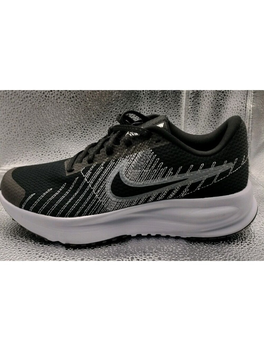 NEW Nike Run Defy  Women 8 / Men 6.5 Black White Running Sneakers